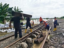 Jalur Kereta Api Semarang-Surabaya Terdampak Banjir di Grobogan
