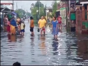 Banjir di Beji Pasuruan Belum Surut, Nasi Bungkus untuk Warga Terus Disalurkan
