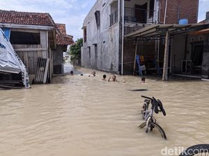 Banjir Demak Melanda 4 Kecamatan, Ratusan Warga Mengungsi