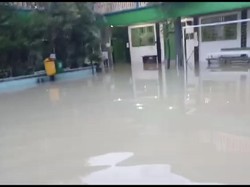 Sekolah di Gresik Terendam Banjir, Ratusan Pelajar Diliburkan
