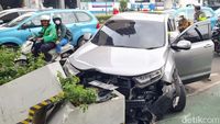 Bruk! Honda CRV Tabrak Beton Pembatas Jalur Sepeda di Jalan MH Thamrin