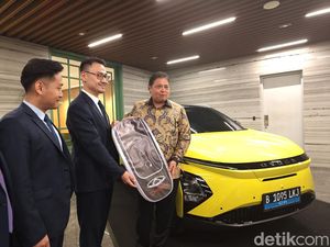 Potret  Mobil Listrik Kuning Airlangga Hartarto yang Harganya Setengah Miliar
