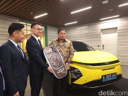 Mobil Listrik Kuning Airlangga Hartarto, Pemilik Pertama Chery Omoda E5