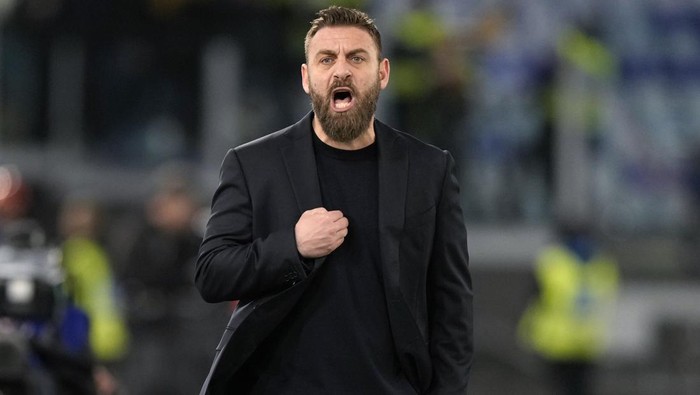 Romas head coach Daniele De Rossi gives instructions during the Series A soccer match between Roma and Hellas Verona at the Rome Olympic stadium, Saturday, Jan. 20, 2024. (AP Photo/Andrew Medichini)