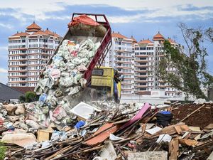 Duh, Lahan Kosong di Kemang Jadi Tempat Sampah Puing