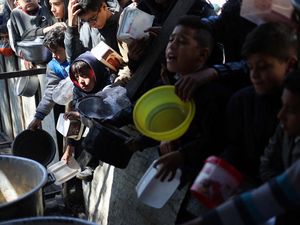 Putus Asa Warga Gaza saat Israel Berkali-kali Hadang Bantuan Pasokan Medis-Makanan