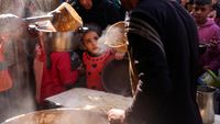 Ekspresi Anak-anak Gaza Saat Antre Makanan