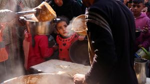 Ekspresi Anak-anak Gaza Saat Antre Makanan