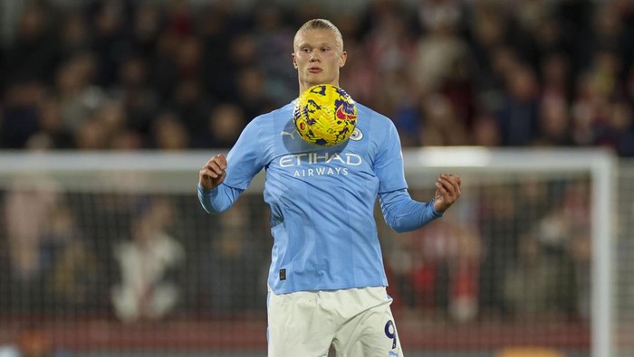 Manchester Citys Erling Haaland controls the ball during the English Premier League soccer match between Brentford and Manchester City at the Gtech Community Stadium in London, Monday, Feb. 5, 2024. (AP Photo/Ian Walton)