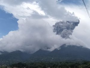 Lagi, Marapi Erupsi Lontarkan Kolom Abu 1 Kilometer Lagi, Marapi Erupsi Lontarkan Kolom Abu 1 Kilometer