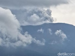 Gunung Marapi Erupsi Lagi Sore ini, Semburkan Abu Setinggi 800 Meter
