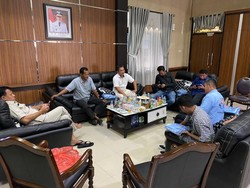 Beredar Foto Bagi-bagi Baju Biru Ceria di Kantor Bupati Kuansing, Bawaslu Cek