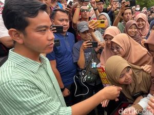 Didatangi Gibran Saat Aksi, Mahasiswa Histeris-Pose Foto Dua Jari