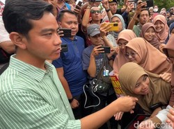 Didatangi Gibran Saat Aksi, Mahasiswa Histeris-Pose Foto Dua Jari