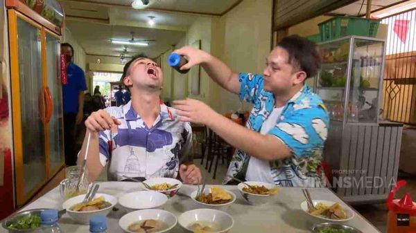 Serunya Gilang Dirga saat Buat Konten Kulineran