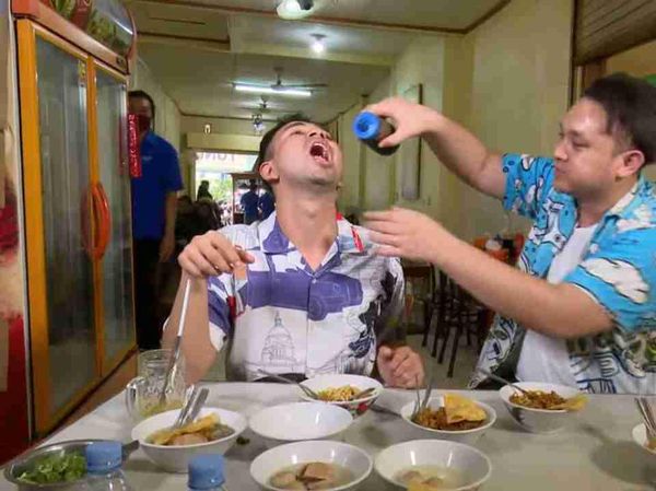 Serunya Gilang Dirga saat Buat Konten Kulineran