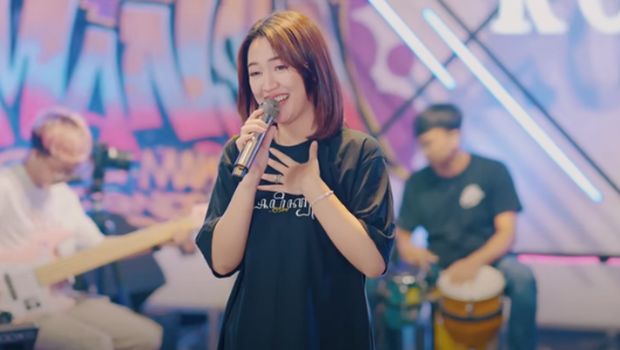 Happy Asmara menyanyikan lagu Anak Wedok. Berikut ini lirik lagu tersebut lengkap dengan terjemahannya.