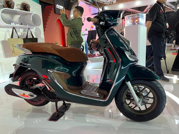 Honda Stylo 160 dengan aksesori resmi AHM