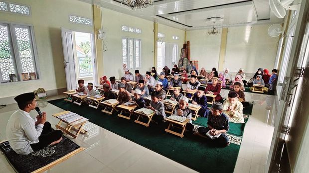 Ipda Muhammad Nurhilal mendirikan Rumah Yatim dan Pondok Tahfiz Al Hilal di Kampung Bawang Lompoa, Kelurahan Labakkang, Kecamatan Labakkang, Pangkajene dan Kepulauan (Pangkep), Sulawesi Selatan, (Sulsel).