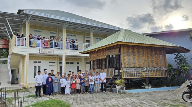 Ipda Muhammad Nurhilal mendirikan Rumah Yatim dan Pondok Tahfiz Al Hilal di Kampung Bawang Lompoa, Kelurahan Labakkang, Kecamatan Labakkang, Pangkajene dan Kepulauan (Pangkep), Sulawesi Selatan, (Sulsel).