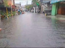 Diguyur Hujan Deras, Jalanan di Siwalankerto Surabaya Bak Sungai