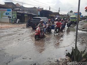Jalan Kudus-Purwodadi Tergenang Air Usai Hujan, Warga: Ada Pemotor Terjatuh Jalan Kudus-Purwodadi Tergenang Air Usai Hujan, Warga: Ada Pemotor Terjatuh