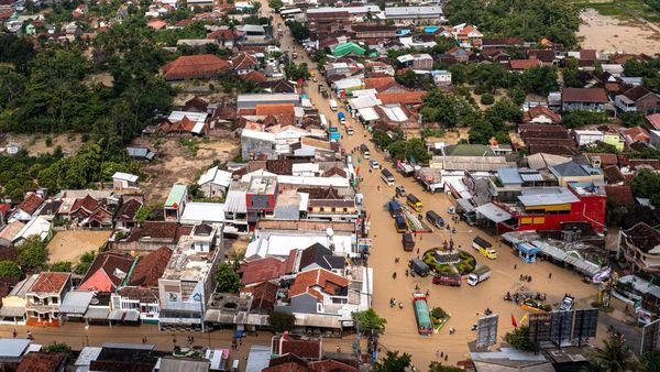 Foto Udara Banjir Lumpuhkan Jalan Semarang-Purwodadi