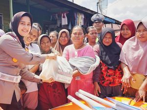 Polantas Rohil Bagikan Sembako-Pakaian ke Korban Banjir Sambil Ajak Warga Nyoblos Polantas Rohil Bagikan Sembako-Pakaian ke Korban Banjir Sambil Ajak Warga Nyoblos