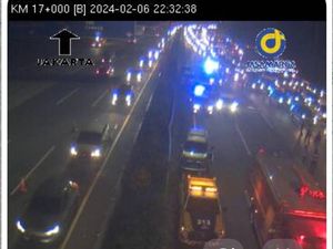 Truk Terbalik di Tol Jagorawi Bikin Macet Panjang, Contraflow Diterapkan