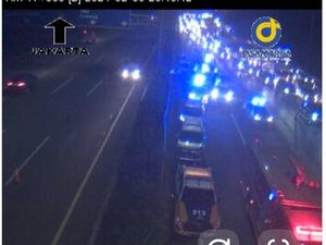 Hampir Tengah Malam, Tol Jagorawi Masih Macet Parah gegara Truk Terbalik