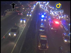 Truk Tangki Pengangkut Gas Terbalik-Melintang di Tol Jagorawi, Lalin Macet