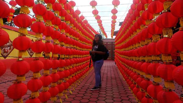 Jelang Imlek, Lampion Merahkan Vihara Budha Kutub Utara di Kalbar