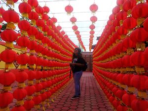 Jelang Imlek, Lampion Merahkan Vihara Budha Kutub Utara di Kalbar