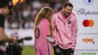 Para fans dibuat marah. Awalnya mereka menyanyikan nan memuji Messi dengan berbagai chant, lalu menghujatnya! (AP)