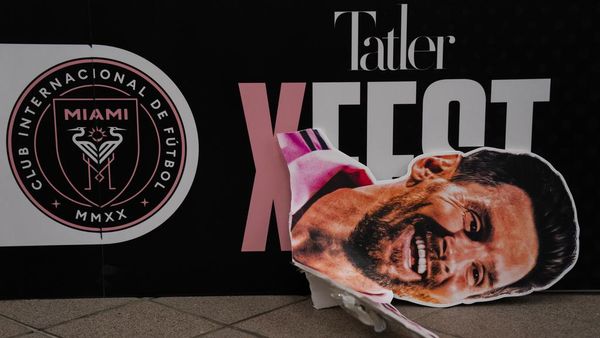 Momen Messi Dirujak di Hong Kong