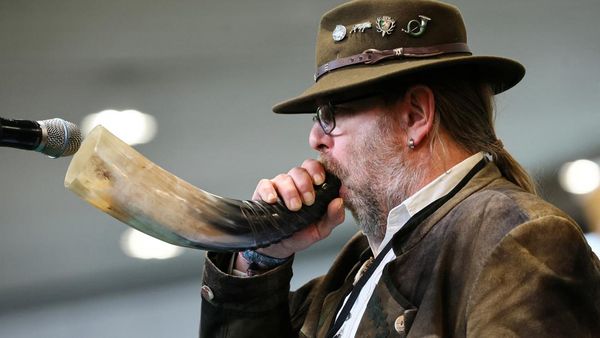 Lomba Unik Meniru Suara Rusa Jantan, Cuma Ada di Jerman!