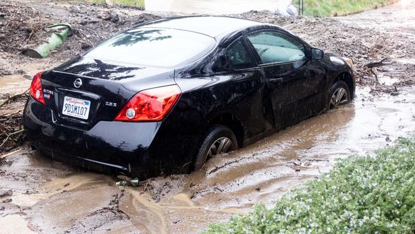 Longsor di California, Mobil-mobil Ini Jadi Korban