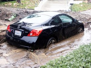 Longsor di California, Mobil-mobil Ini Jadi Korban Longsor di California, Mobil-mobil Ini Jadi Korban