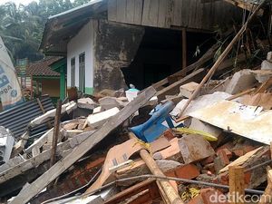 Tebing 15 Meter di Winduaji Pekalongan Longsor, Sekolah Rusak Parah