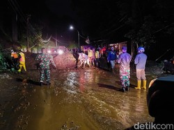 Longsor Tutup Jalan Dekat Objek Wisata Curug Cimahi Menuju Lembang
