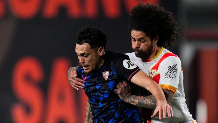 MADRID, SPAIN - FEBRUARY 05: Aridane Hernandez of Rayo Vallecano battle for the ball with Lucas Ocampos of Sevilla FC during the LaLiga EA Sports match between Rayo Vallecano and Sevilla FC at Estadio de Vallecas on February 05, 2024 in Madrid, Spain. (Photo by Diego Souto/Getty Images)