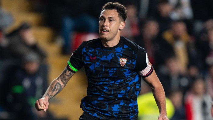 MADRID, SPAIN - FEBRUARY 05: Lucas Ocampos of Sevilla FC looks on during the LaLiga EA Sports match between Rayo Vallecano and Sevilla FC at Estadio de Vallecas on February 05, 2024 in Madrid, Spain. (Photo by Angel Martinez/Getty Images)
