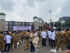 Massa Apdesi yang Demo di Depan DPR Bubarkan Diri Massa Apdesi yang Demo di Depan DPR Bubarkan Diri