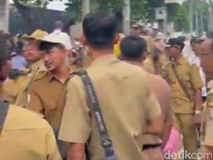 Massa Apdesi Mulai Merapat ke Gedung DPR, Polisi Siaga Massa Apdesi Mulai Merapat ke Gedung DPR, Polisi Siaga