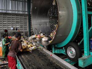 Mengintip Tempat Pengolahan Sampah di Tangerang Selatan