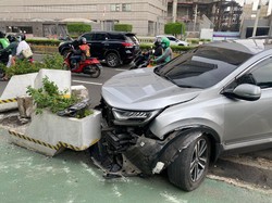 Mobil Tabrak Pembatas Sepeda di Thamrin, Lalin Sempat Tersendat