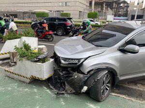 Mobil Tabrak Pembatas Sepeda di Thamrin, Lalin Sempat Tersendat Mobil Tabrak Pembatas Sepeda di Thamrin, Lalin Sempat Tersendat