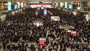 Mudik Imlek, Stasiun Kereta di Shanghai Penuh Penumpang