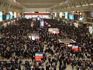 Mudik Imlek, Stasiun Kereta di Shanghai Penuh Penumpang