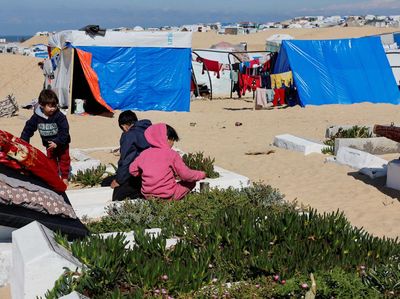 Pemakaman di Rafah Jadi Lokasi Pengungsian